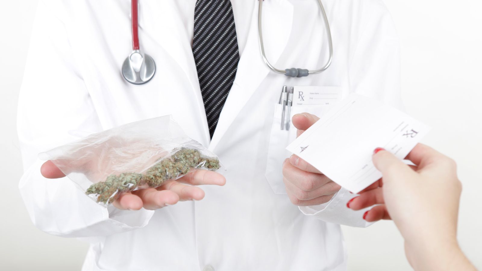 Arzt gibt Patientin ein Rezept für Cannabis