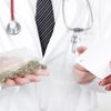 Arzt gibt Patientin ein Rezept für Cannabis