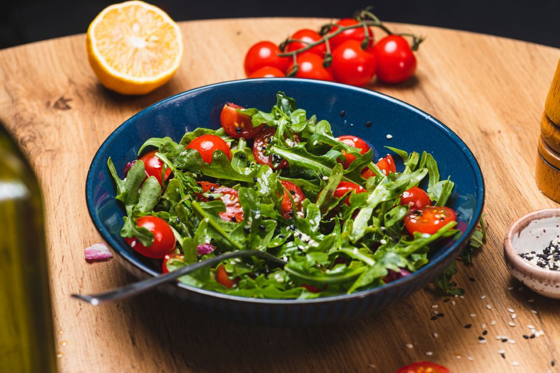 Salat mit Rucola, Kirschtomaten und Olivenöl