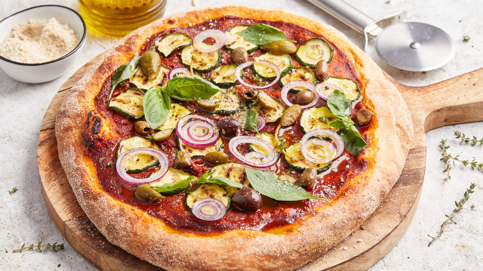 Pizza mit gegrillten Zucchini und Basilikum