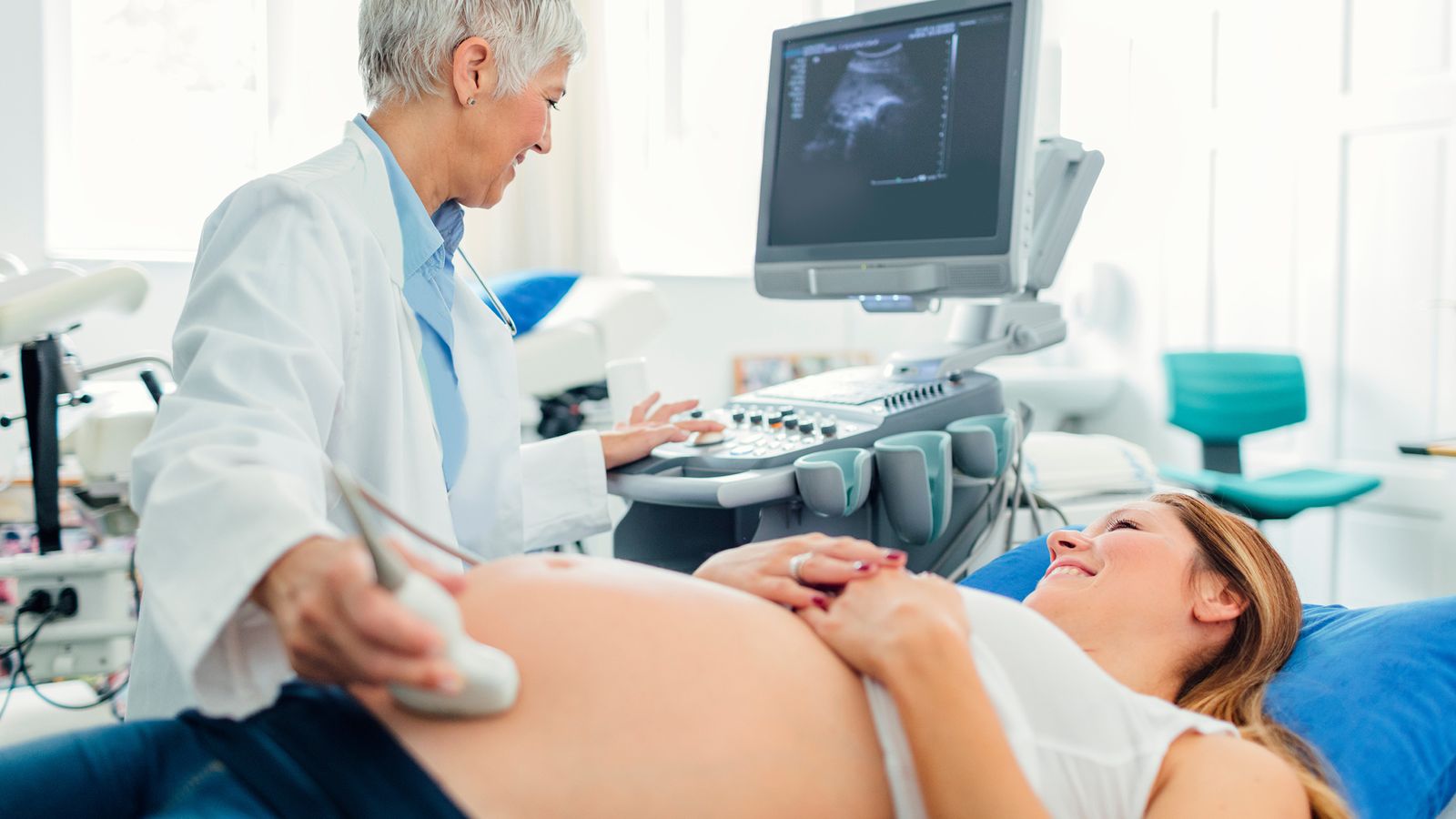 Ultraschalluntersuchung wird bei einer schwangeren Frau durchgeführt