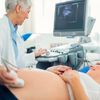 Ultraschalluntersuchung wird bei einer schwangeren Frau durchgeführt
