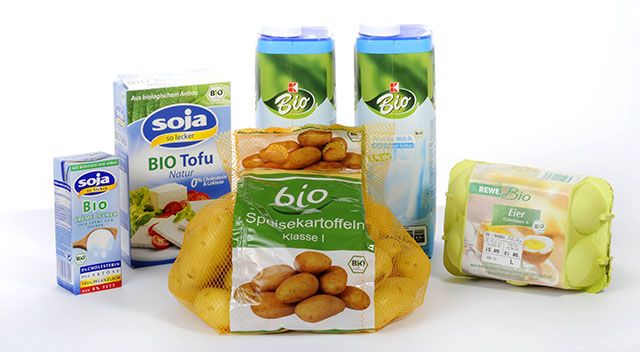 Bio-Tofu, Bio-Kartoffeln. Bio-Eier und Bio-Milch