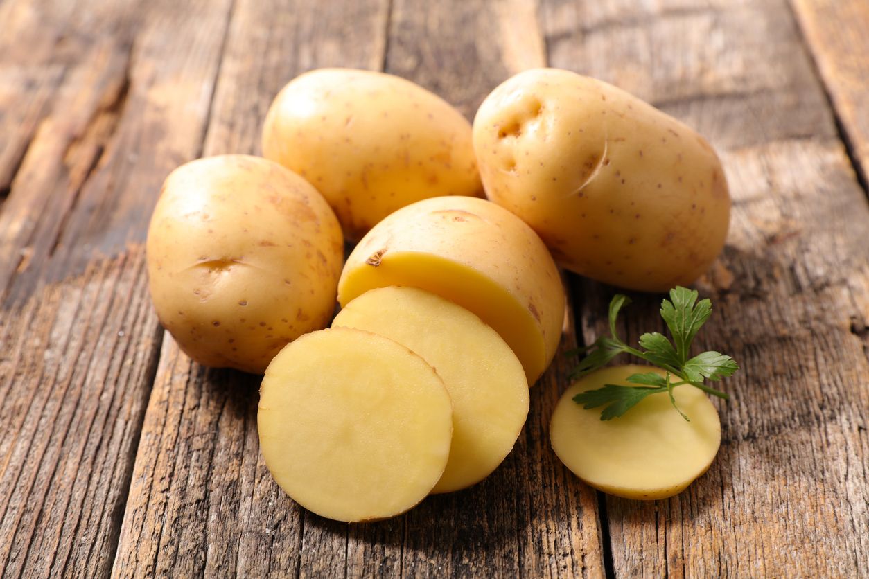 Kartoffeln ganz und geschnitten