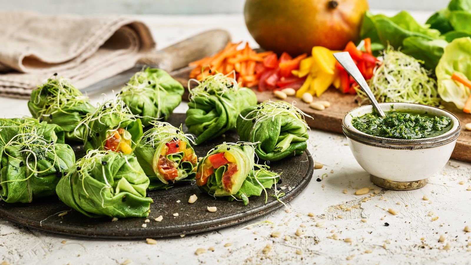 Rohkost-Wraps aus Salat mit Kräuter-Pesto