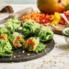 Rohkost-Wraps aus Salat mit Kräuter-Pesto