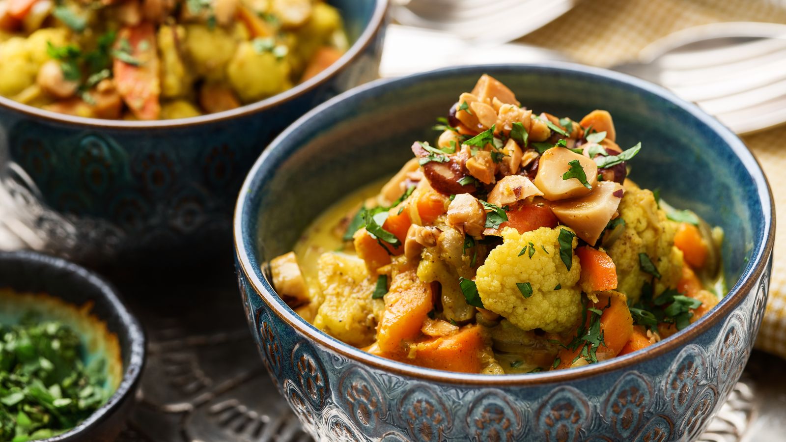 Gemüse-Curry mit Ghee in blauer Schale serviert