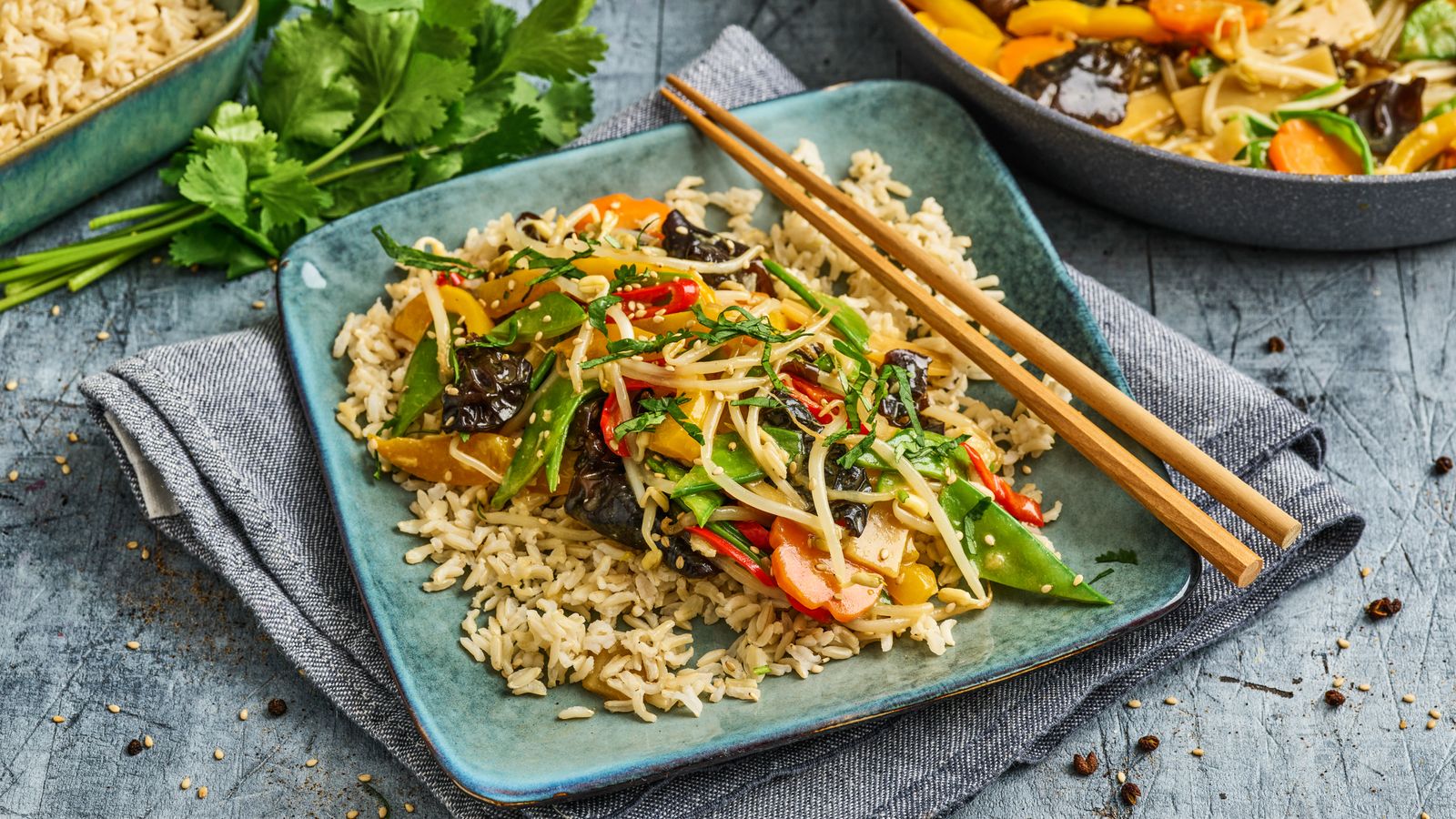 Wok-Gemüse mit Sprossen – Szechuan auf einem schwarzen Teller serviert