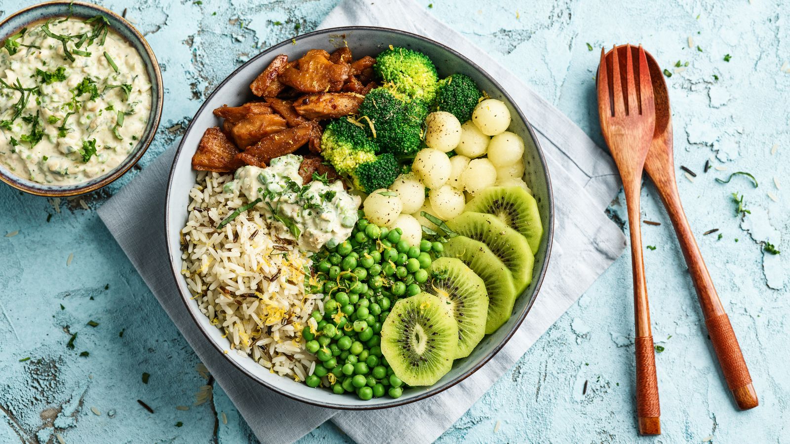 Gemüse-Bowl mit Reis und veganem Hähnchen