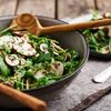 Champignon-Salat in grauer Schüssel serviert