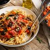 Spaghetti Mediterrane Art in einer weissen Schale serviert