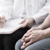 An Parkinson erkrankte Frau bei einem Arzt