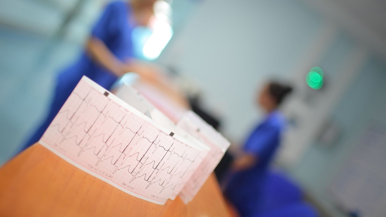EKG-Messwerte liegen ausgedruckt im Krankenhaus auf einem Tresen