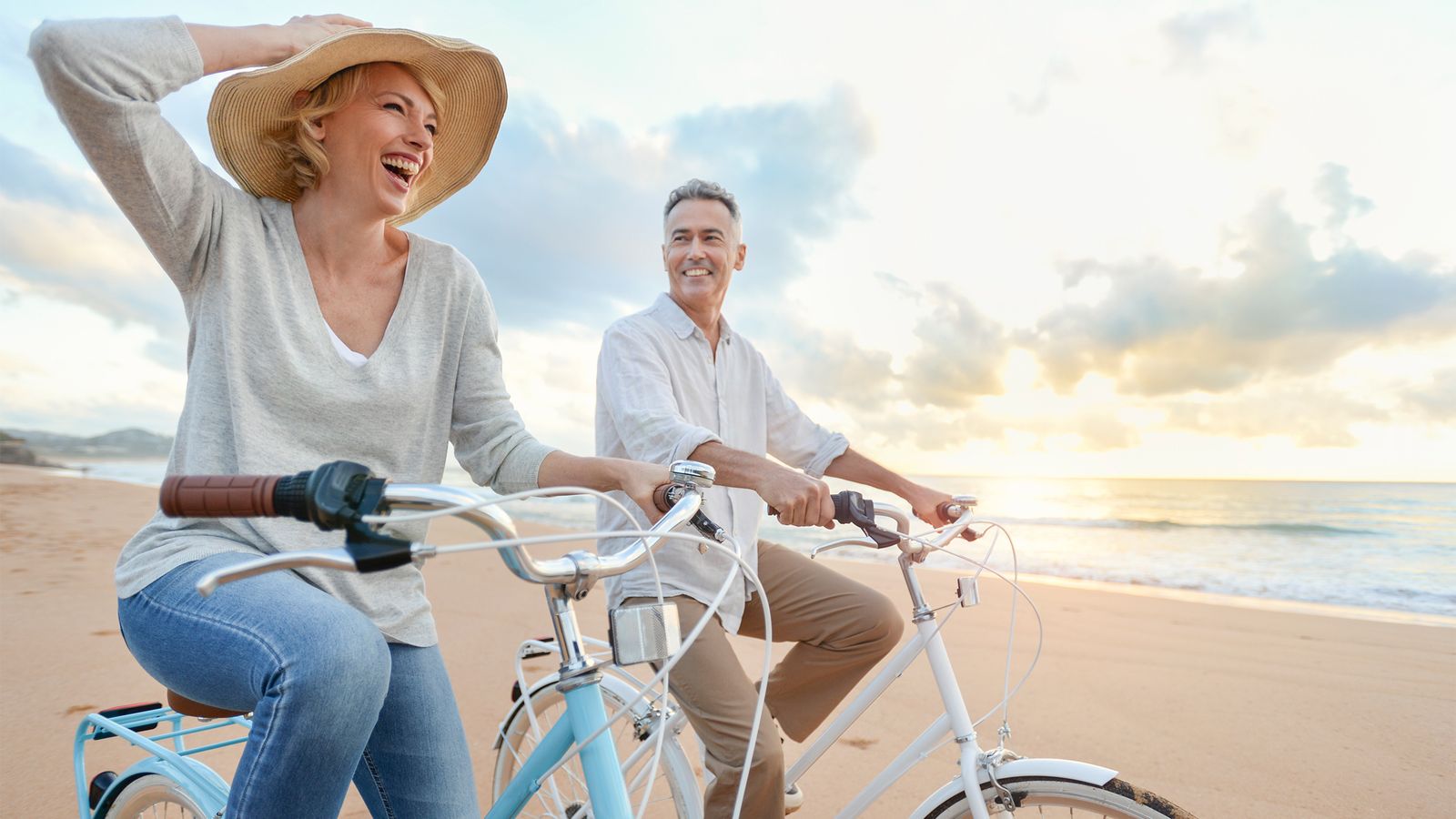 Älteres Paar fährt mit dem Fahrrad