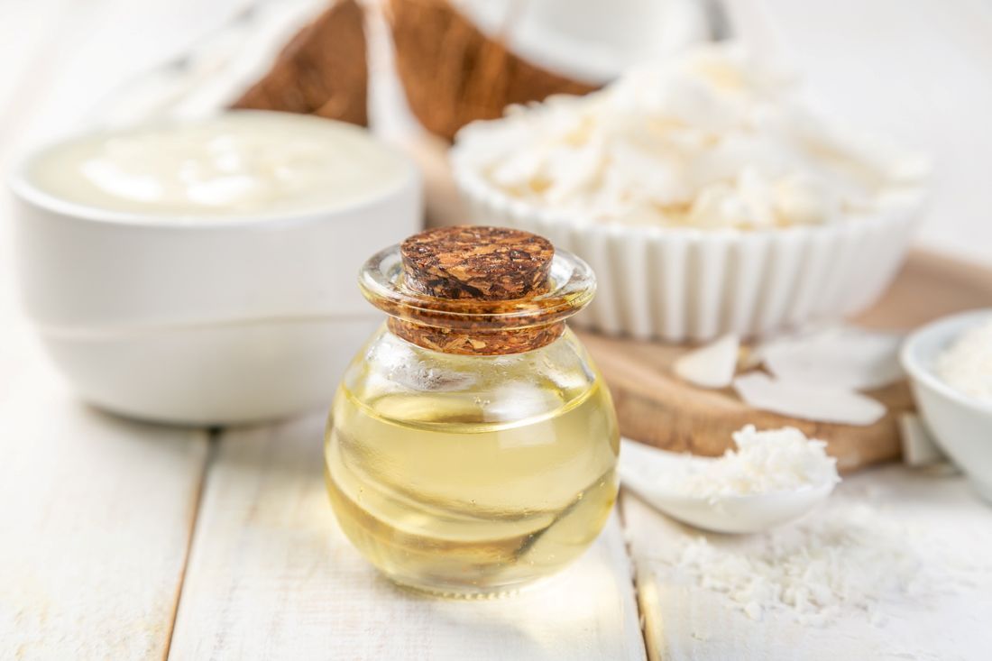 MCT Kokosöl Konzept - Kokosnüsse, Butter und Öl auf Holzhintergrund