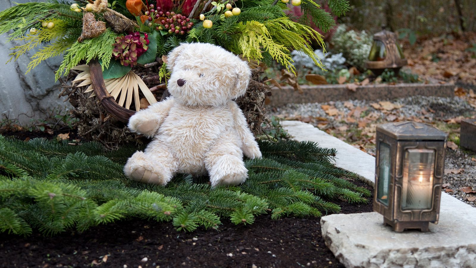 Teddybär auf dem Grab eines Kindes