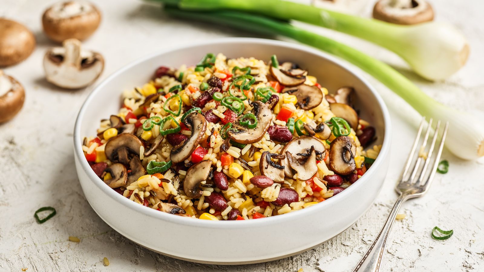 Reis-Salat mit Gemüse und Pilzen