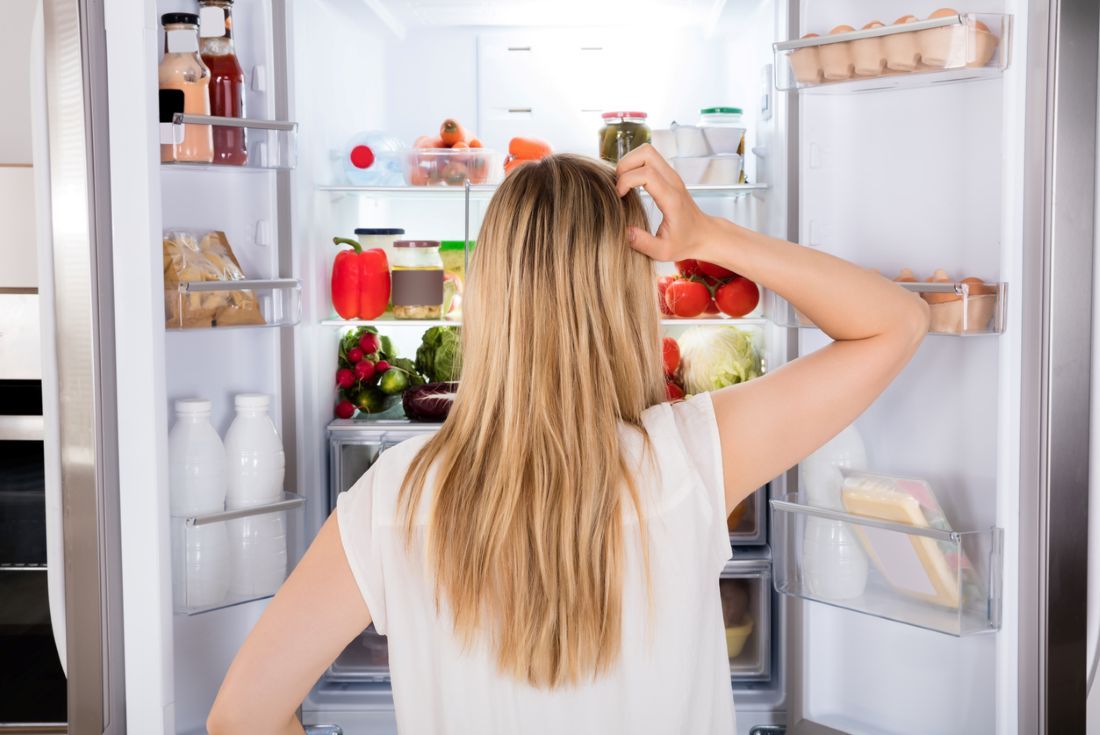 Rückansicht der Frau auf der Suche im Kühlschrank