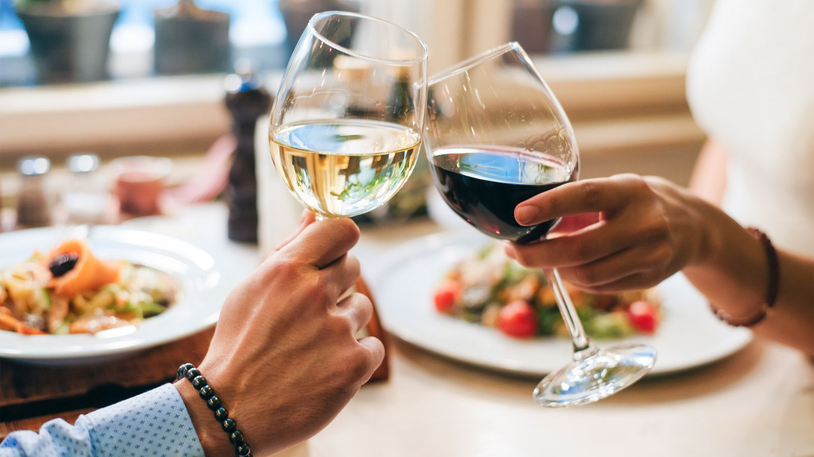 Paar trinkt zum Essen ein Glas Wein