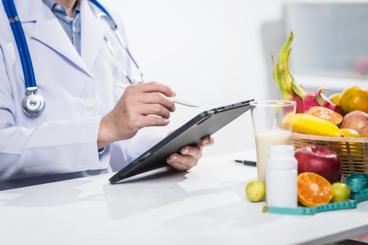 Ein Arzt, der an einem Krankenhaustisch arbeitet, um alternative Möglichkeiten zu eruieren