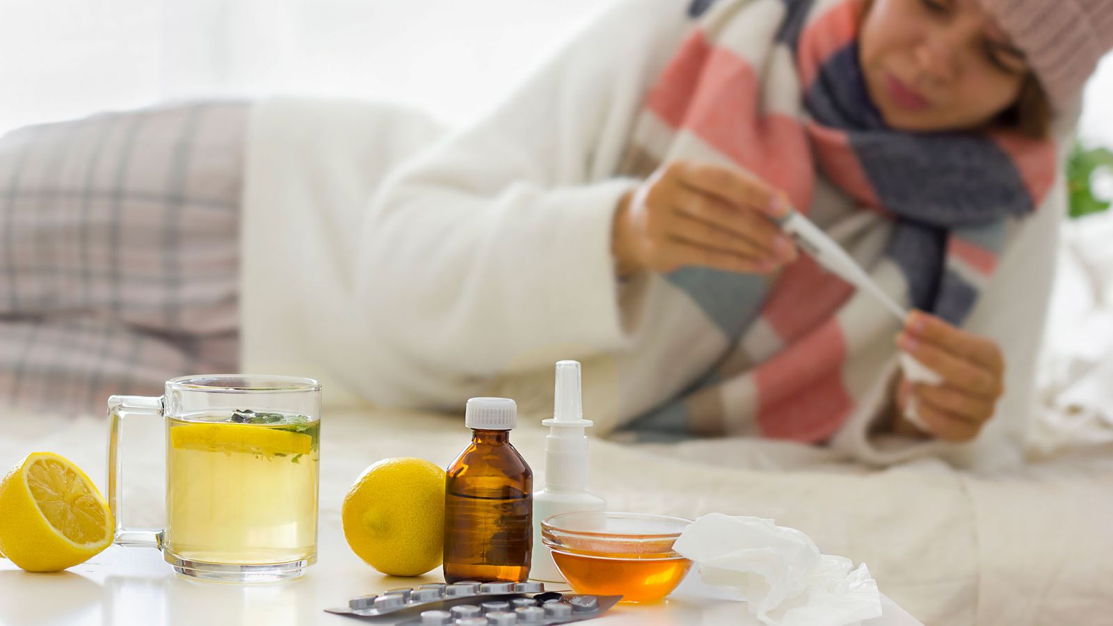 Eine Frau mit alternativen Naturprodukten