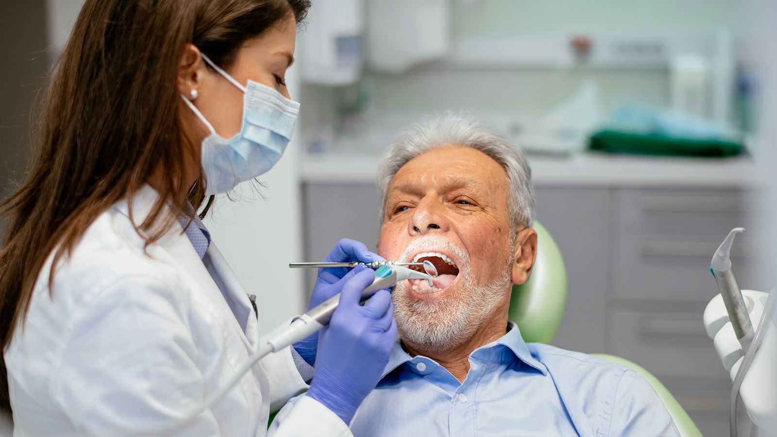 Mann mit einer Zahnfleischentzündung wird beim Zahnarzt behandelt