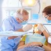 Patientin ist beim Zahnarzt