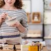 Frau mischt sich eine Anti-Aging-Creme mit Kräutern