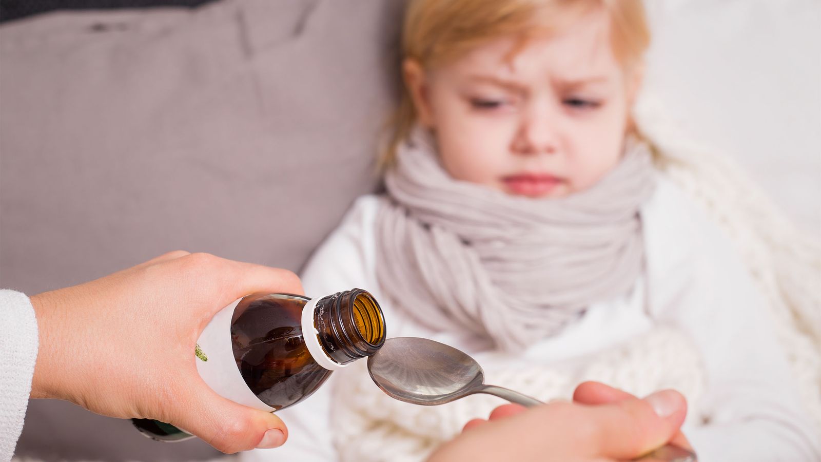 Kind bekommt flüssiges Antibiotika, weil es krank ist
