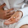 Frau hat eine gestörte Darmflora nach Antibiotika-Einnahme
