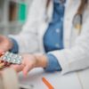 Ärztin hält verschiedene Antibiotika in der Hand