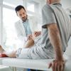 Mann mit Arthrose bei einem Arzt