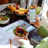 Ernährungs-App. Frau mit mobiler App zur Überprüfung der Nährwerte