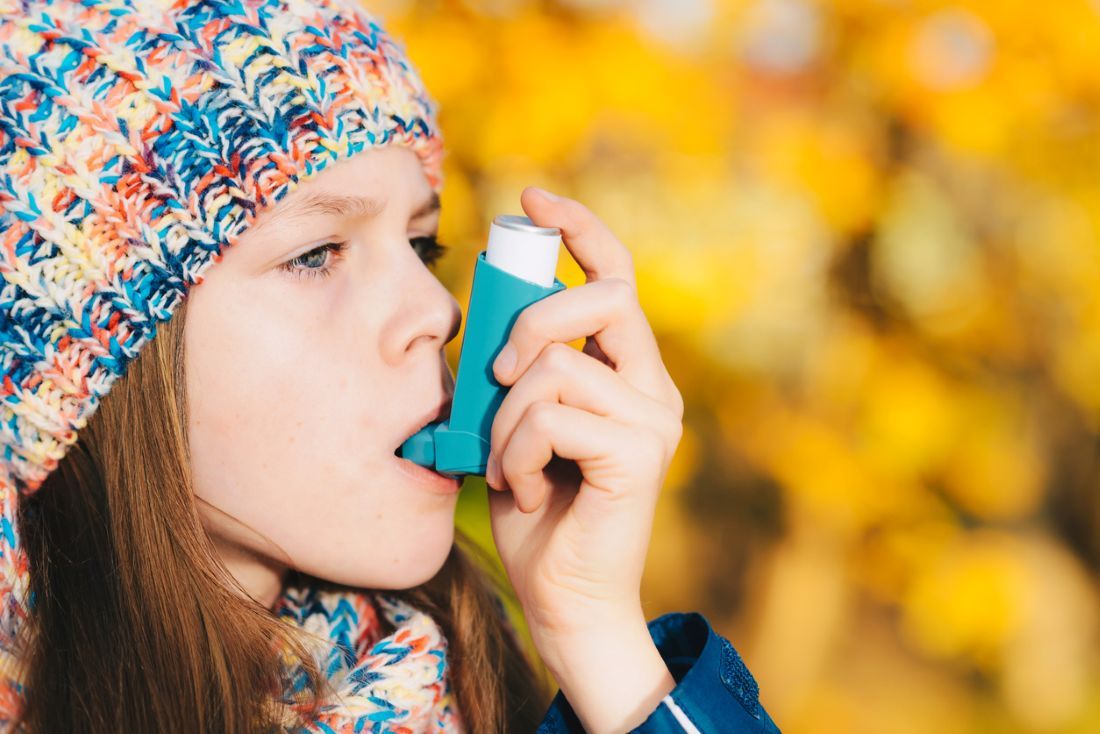 Asthma-Patienten-Mädchen Einatmen von Medikamenten zur Behandlung von Atemnot und Keuchen in einem Park 
