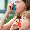 2 Mädchen nutzen Asthma-Inhalatoren