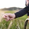 Frau hat eine Autoimmunerkrankung infolge kranker Darmflora