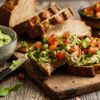 Avocado-Aufstrich mit Paprika präsentiert auf Vollkornbrot