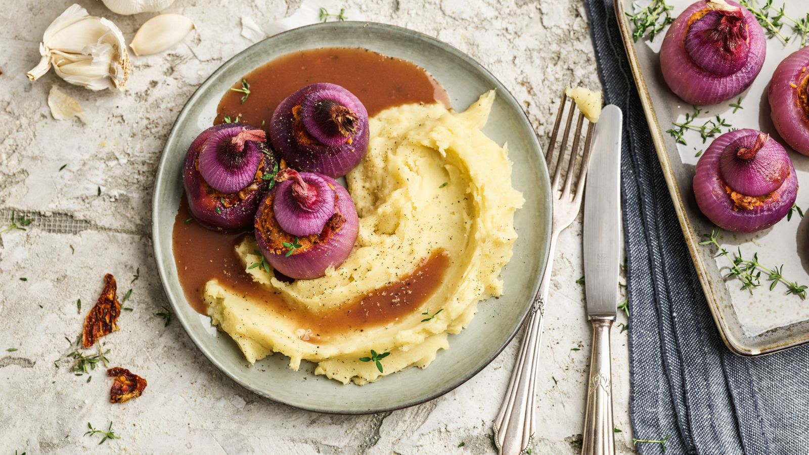 Gefüllte Zwiebeln an Rotweinsauce