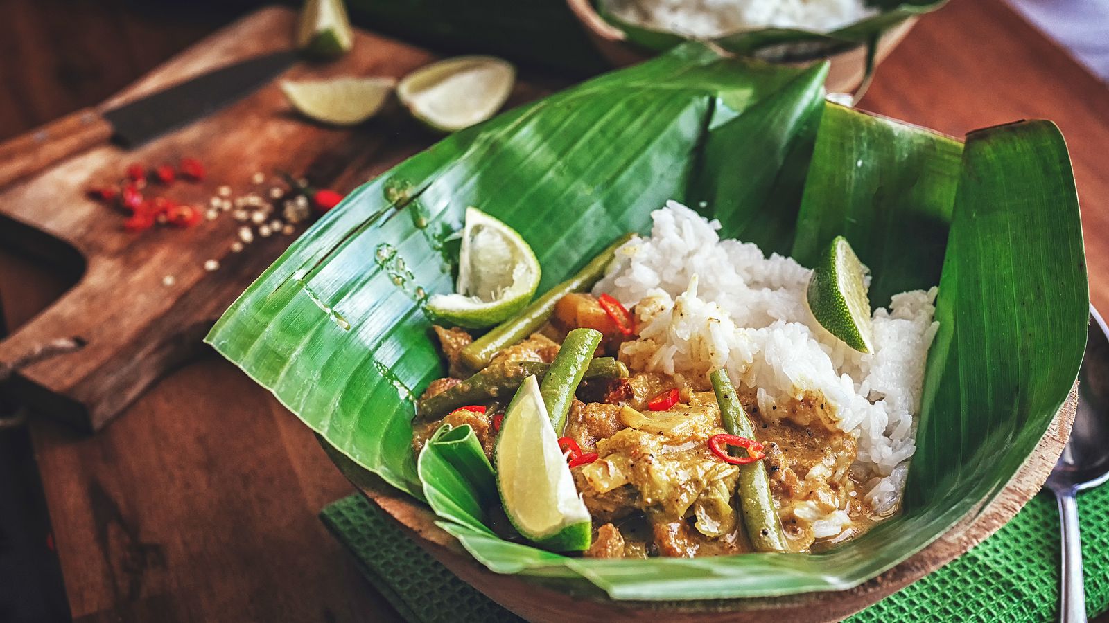 Reis mit Gemüsecurry serviert in Bananenblättern