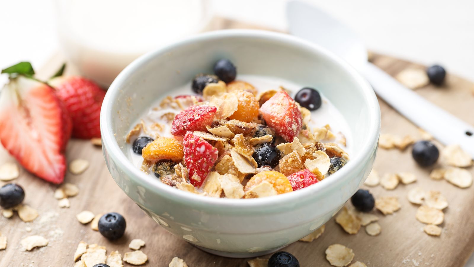 Müsli mit Früchten in einer weissen Schüssel serviert