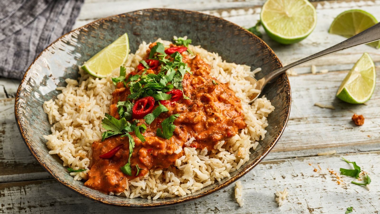Basmati Reis mit Tomatensauce in einer Pfanne