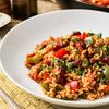 Reis mit Kidneybohnen und Gemüse auf weissem Teller serviert