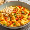 Blumenkohl-Curry mit Mohnsamen in einer Schale serviert