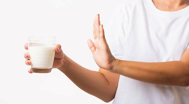 Frau sagt nein zu einem Glas Milch