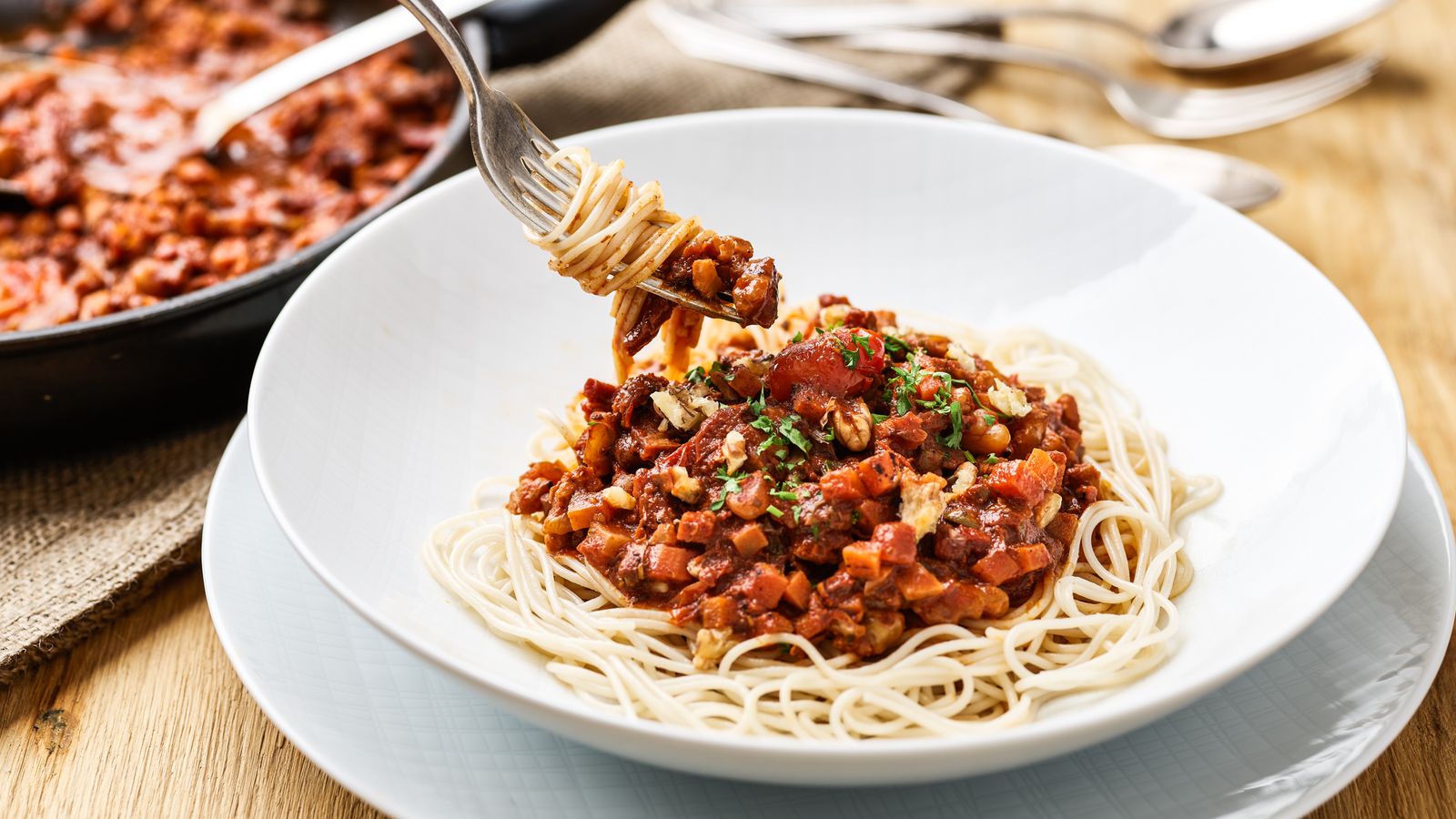 Spaghetti mit Walnuss-Bolognese auf einem weissen Teller serviert
