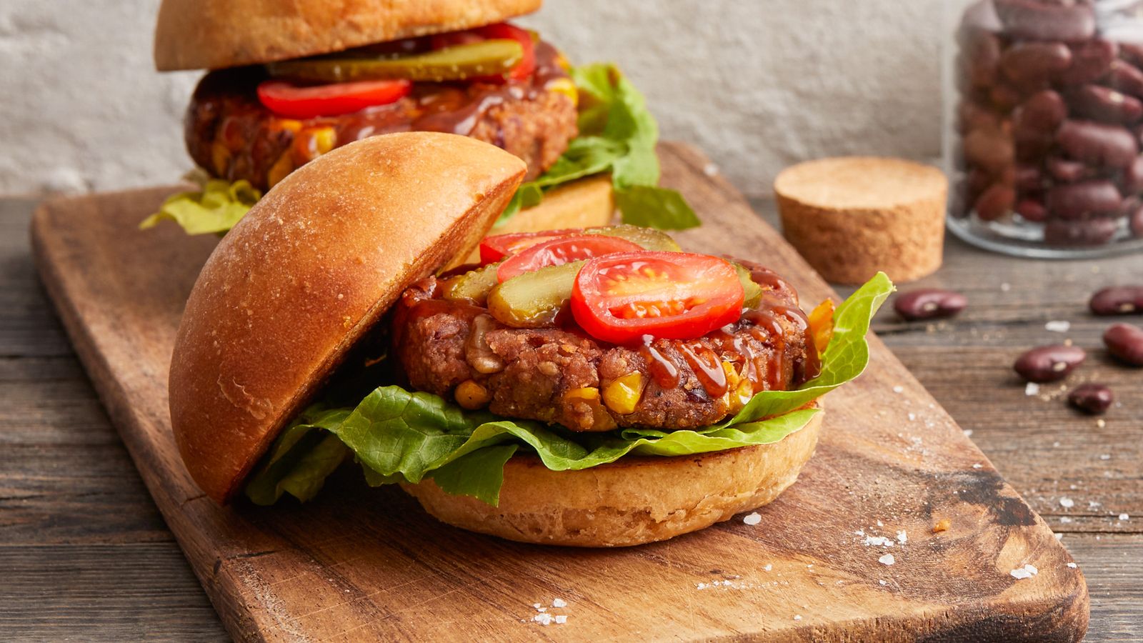Kidneybohnen-Burger mit BBQ-Sauce