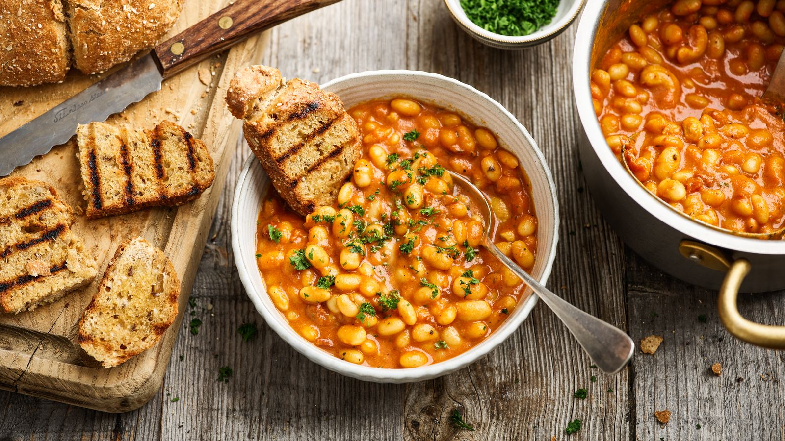 Bohnen in Tomatensauce in einer weissen Schale serviert