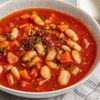 Bohnensuppe mit Tomaten und Gemüse in einer weissen Schüssel