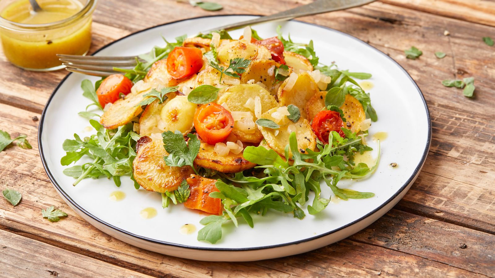 Bratkartoffeln mit Cherrytomaten auf Rucolasalat