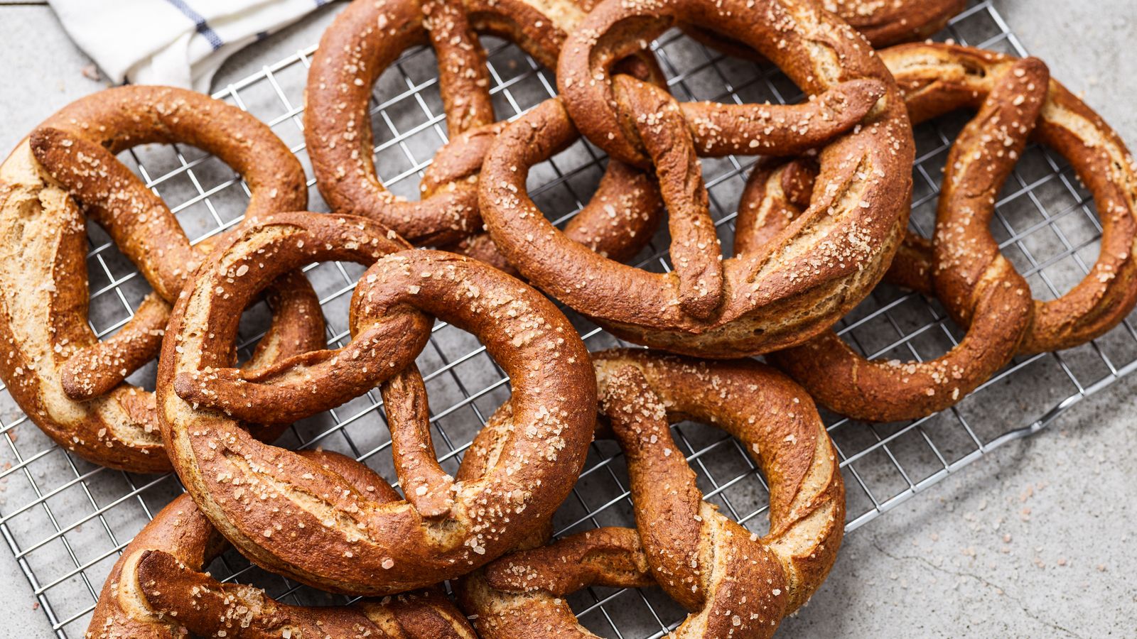 Frisch gemachte Brezeln aus Dinkel kühlen auf einem Gitter ab